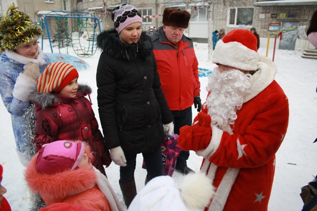Новый год и Рождество по-соседски дружно отметили жильцы одного из домов, Фото с места события собственное