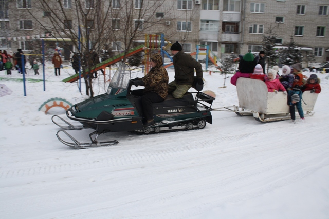 Новый год и Рождество по-соседски дружно отметили жильцы одного из домов, Фото с места события собственное