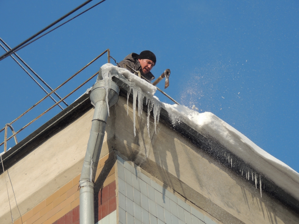 Сбитие сосулек на предприятии приспособление. Очистка крыш от снега и наледи. Как бороться с крышами. Как бороться с крышами. Образование наледи на кровле.
