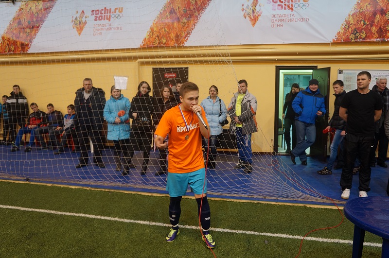 Футболист Алексей Данилов читает футбольный рэп, Фото с места события собственное