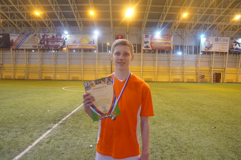 Илья Коровин с заветной грамотой и медалью, Фото с места события собственное