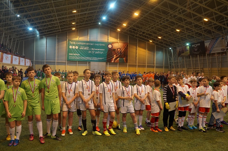 Спортсмены слушают гимн России, Фото с места события собственное