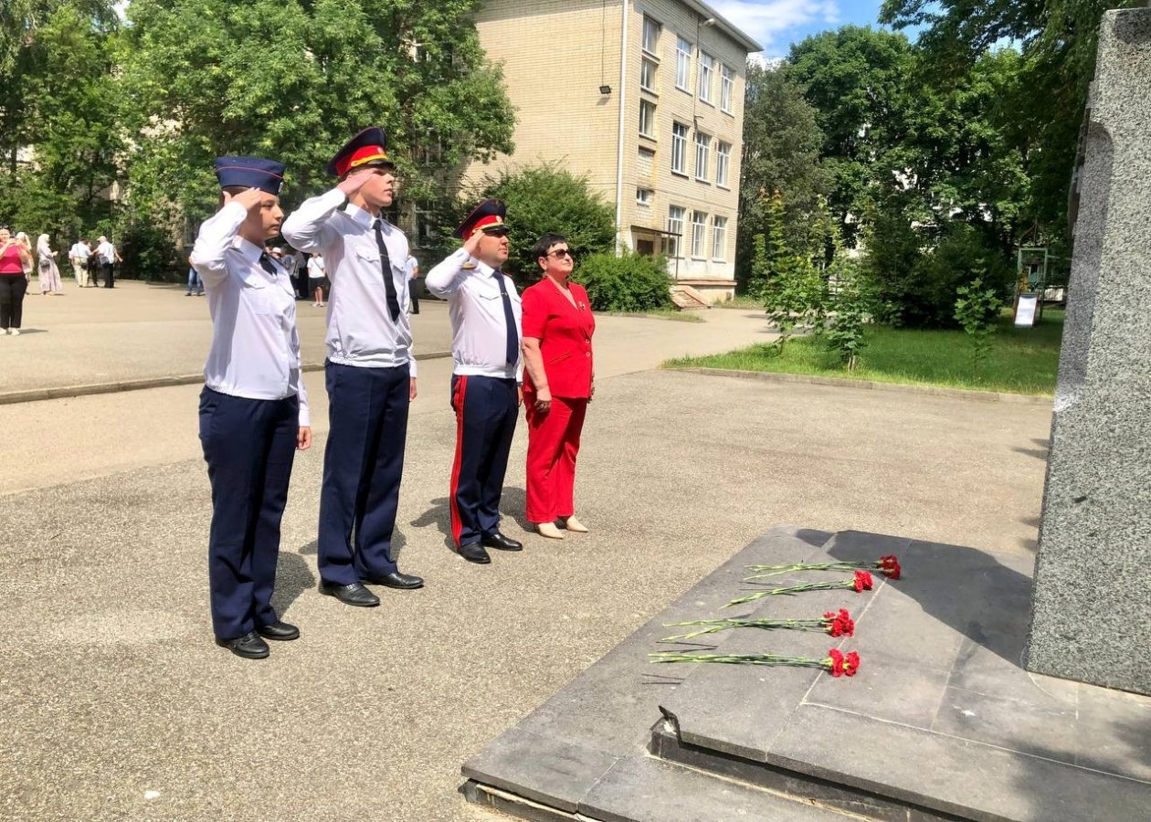 Глава СУ СКР по Ставрополью вручил аттестаты выпускникам 9 и 11 кадетских классов