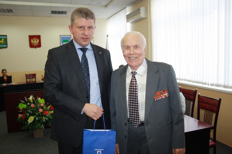 Мэр особо отметил ветеранов журналистики, Фото с места события собственное