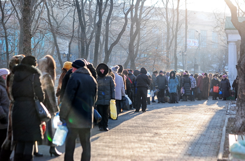 Несмотря на сильный мороз, люди стоят до последнего , Фото с места события собственное