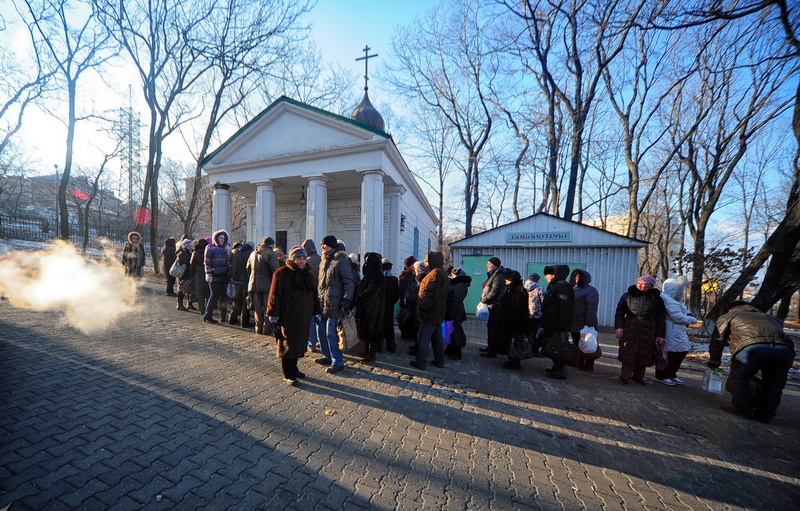 Верующие приходили с бутылками объемом 1,5-5 литров, Фото с места события собственное