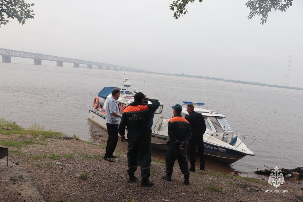 Поиск людей с перевернувшегося катера продолжается в Хабаровске