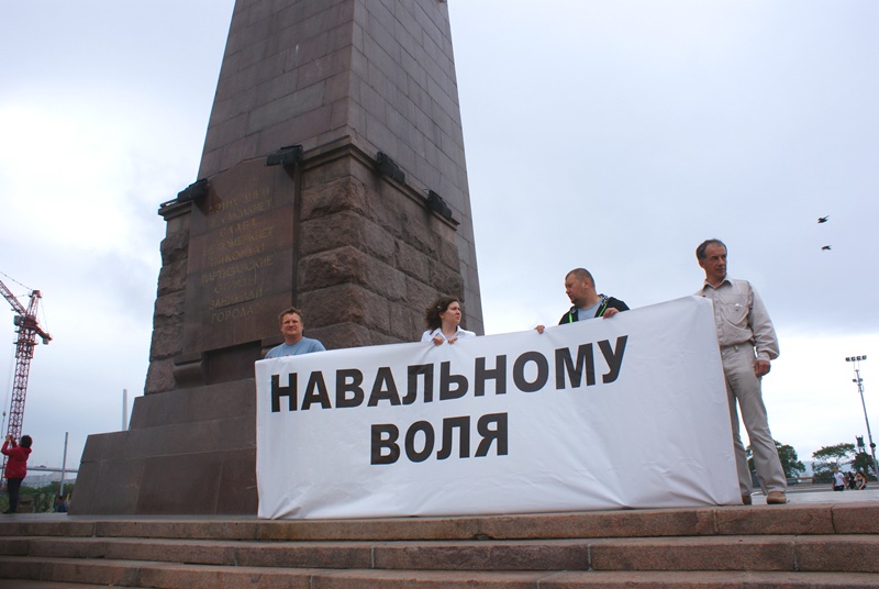 Юрий Кучин (справа) еще недавно был сторонником другого оппозиционера - Алексея Навального, Фото с места события собственное