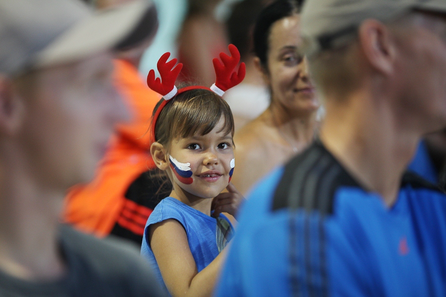 Юная болельщица, Фото с места события из других источников