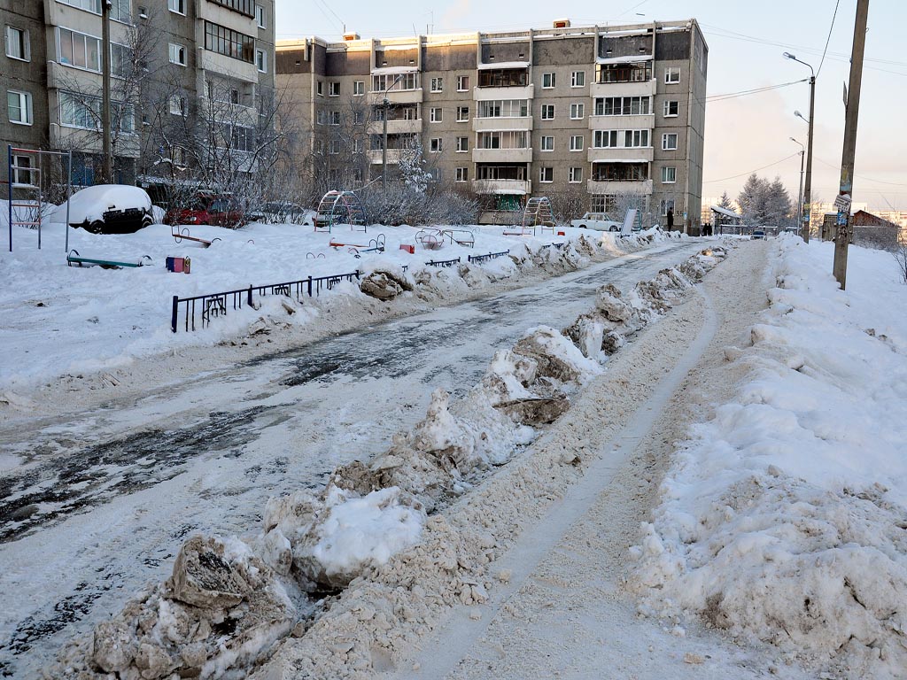 Бесхозные лестницы от снега чистит администрация Свердловского округа  Иркутска - PrimaMedia.ru