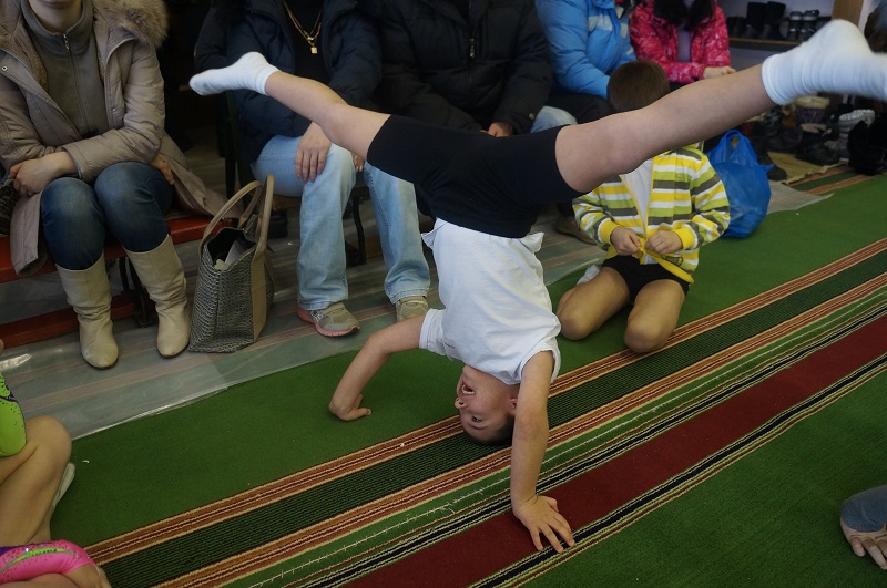 Юный акробат Артур Левон, Фото с места события собственное