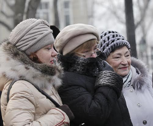 К полудню у памятника собралось несколько десятков горожан Пресс-служба администрации Владивостока
