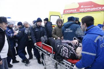 Спасенный пассажир ДТП передан медикам "Скорой помощи", Фото с места события из других источников