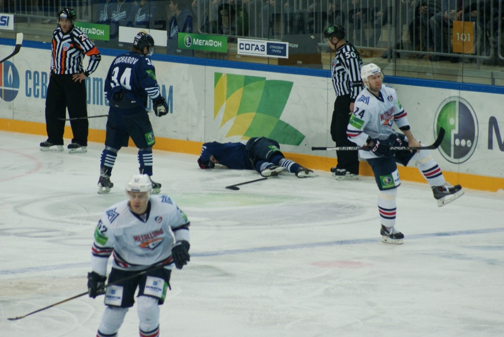 Барбашев лег под шайбу, Фото с места события собственное