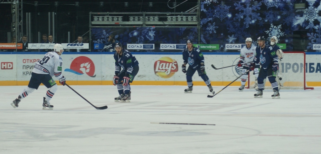 "Адмирал" защищался в три клюшки, Фото с места события собственное