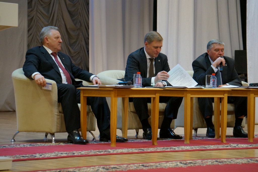 Президиум конференции, Фото с места события собственное