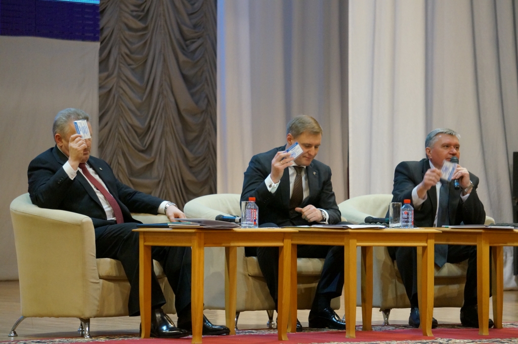 Голосование членов партии, Фото с места события собственное