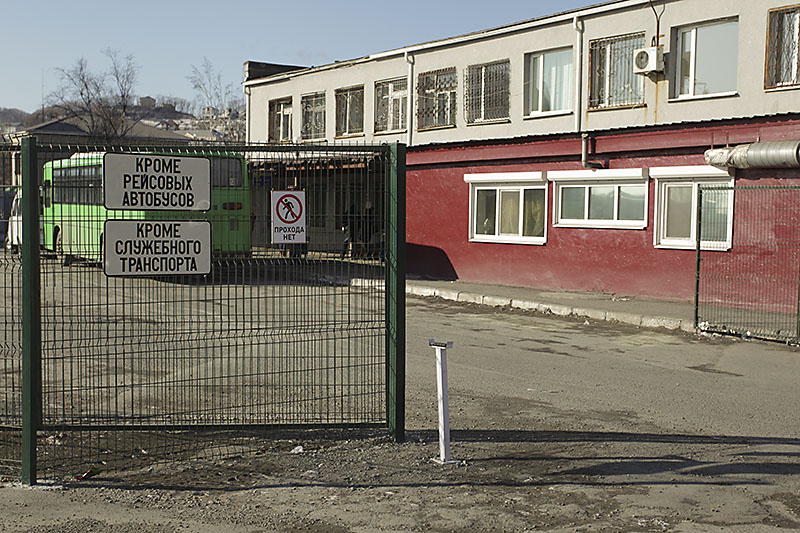 Автовокзал Находки становится закрытой территорией, Фото с места события из других источников