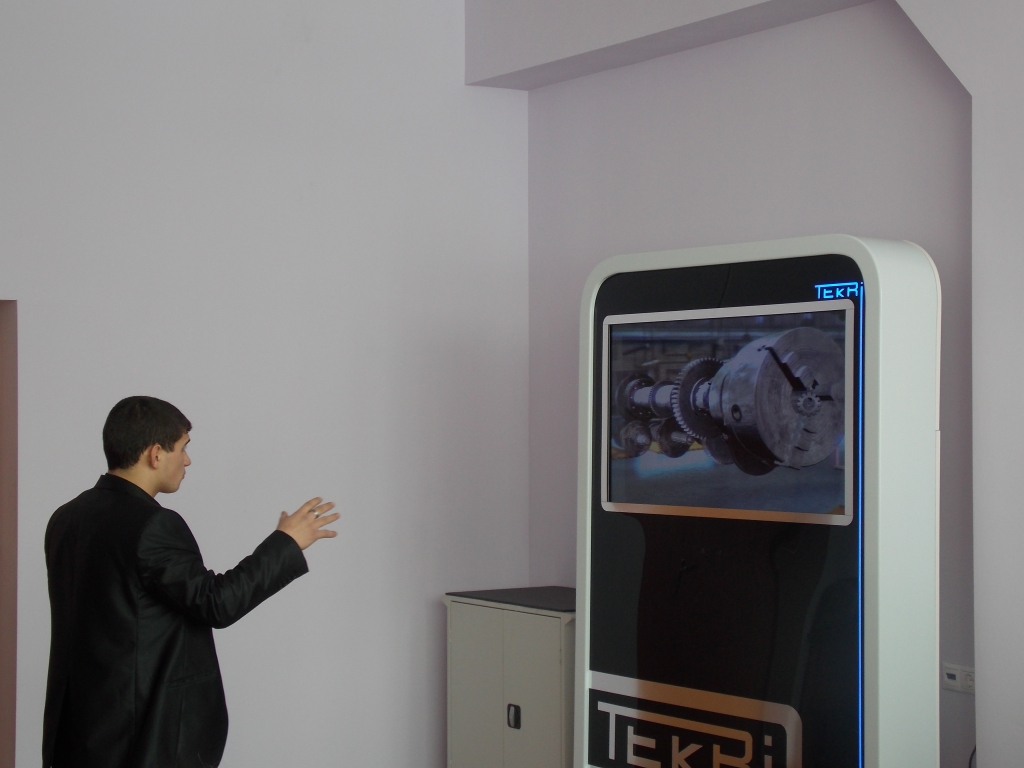 На расстоянии можно управлять интерактивной чудо-машиной , Фото с места события собственное