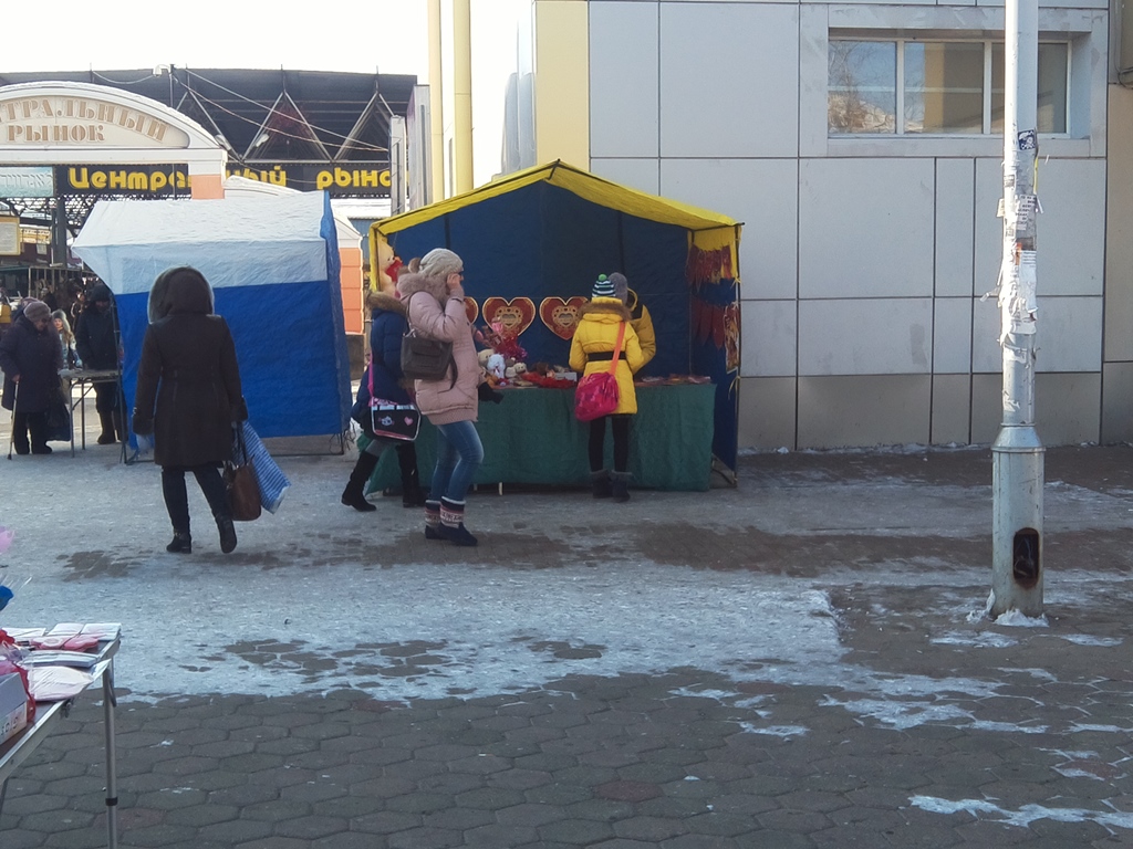 На биробиджанском "Арбате" выстроился ряд палаток с сувенирами, Фото с места события собственное