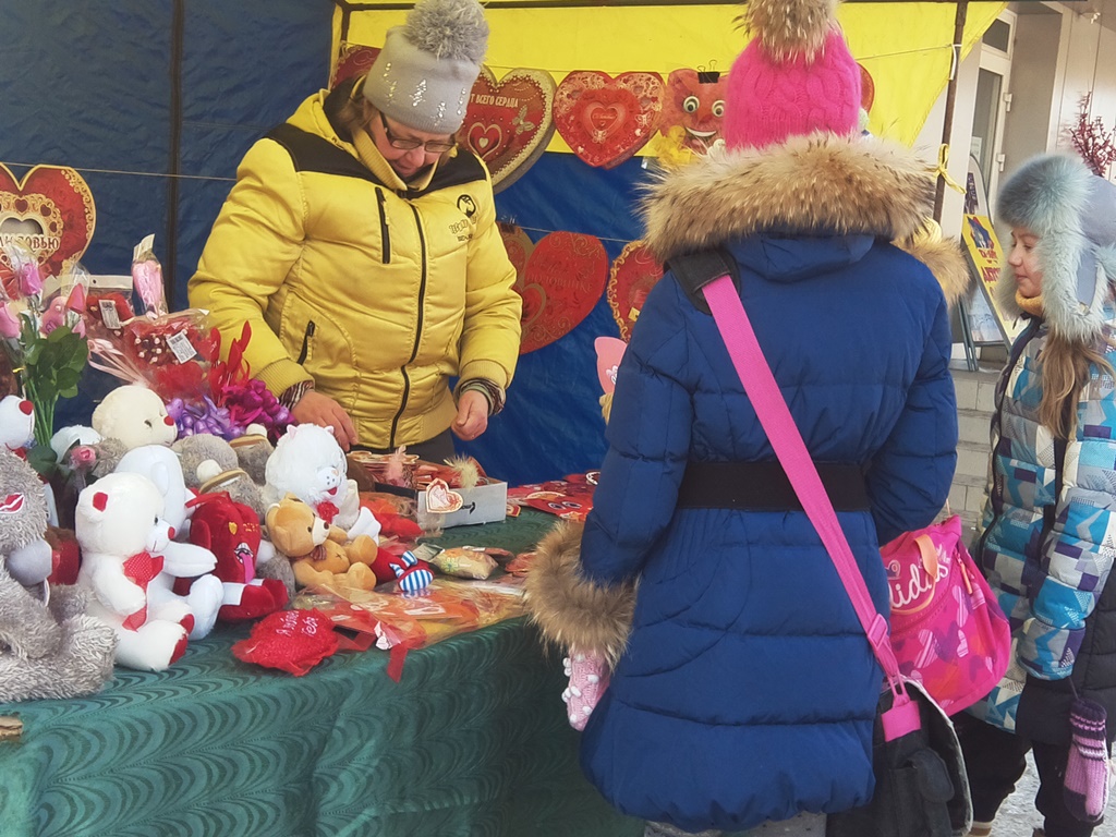 Покупают валентинки, Фото с места события собственное