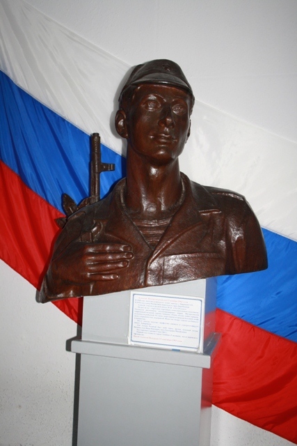 Памятник Алексею Подуруеву в его родной школе, Фото с места события собственное