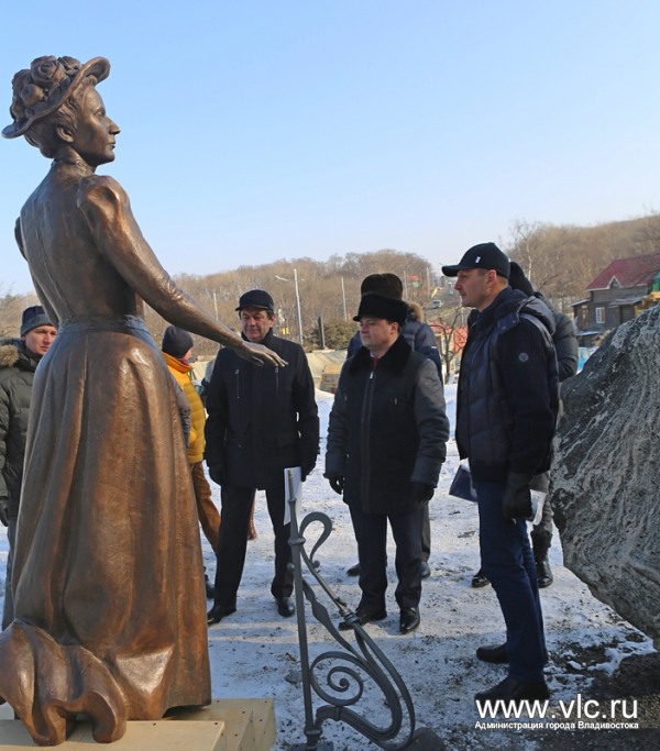 Мэр осматривает памятник Элеоноре Прей, Фото с места события из других источников