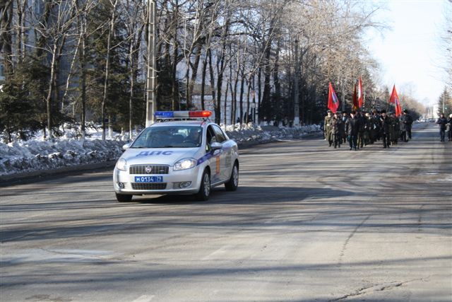 Ветераны боевых действий возглавили шествие по улицам Биробиджана к Огню Славы, Фото с места события собственное