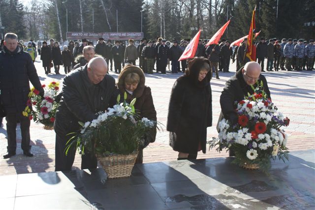 В Сквере Победы состоялась церемония возложения цветов к Огню Славы, Фото с места события собственное