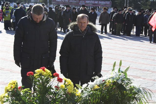 Почтили память павших мэр города Андрей Пархоменко и председатель городской Думы Павел Вор, Фото с места события собственное