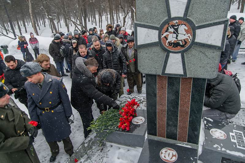 Возложение цветов к памятнику "За службу и храбрость", Фото с места события собственное