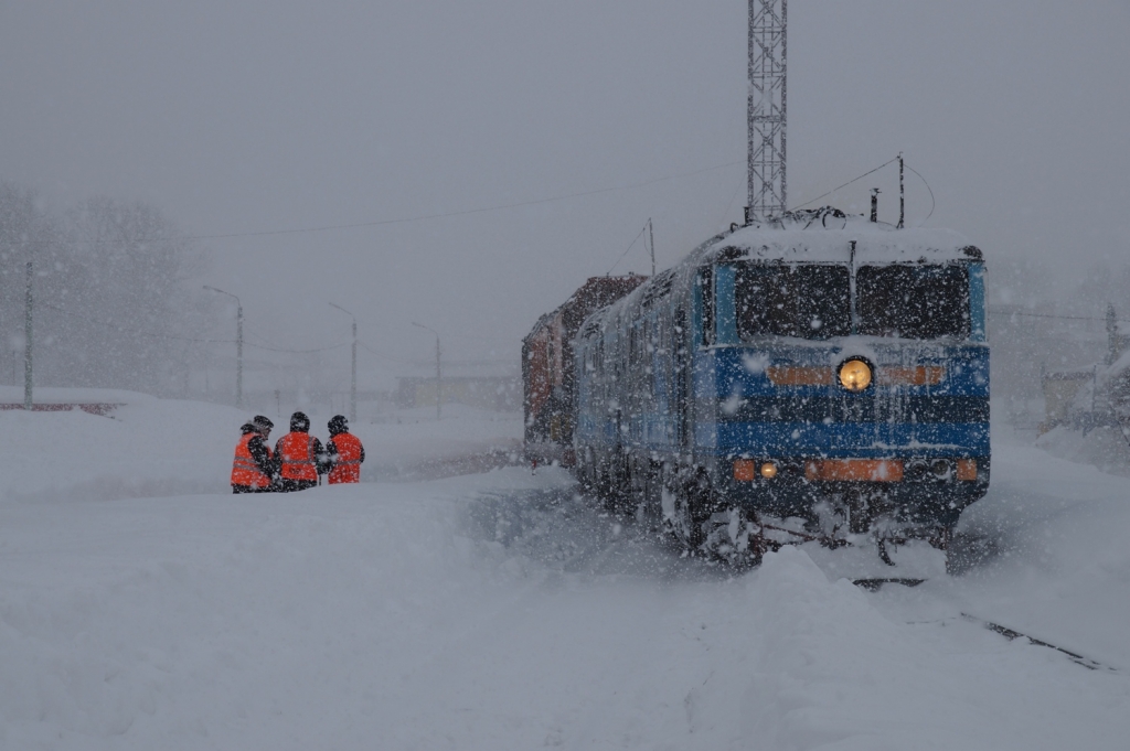 Поезд снежные заносы. Снежные заносы на железных дорогах. Снегопад на ЖД. Поезд в Снежном заносе. Метель на железной дороге.