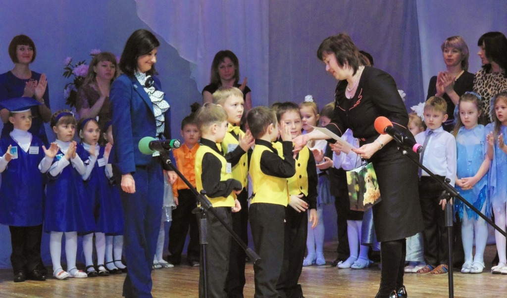 Награждение победителей начальником управления образования Светланой Колмогоровой, Фото с места события собственное