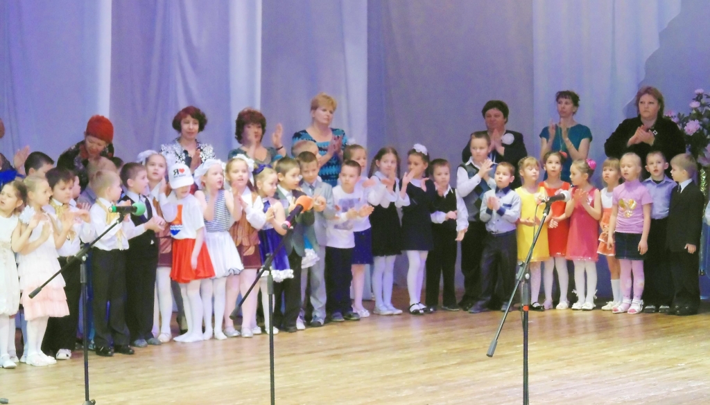 участники олимпиады на сцене ДДЮТ, Фото с места события собственное