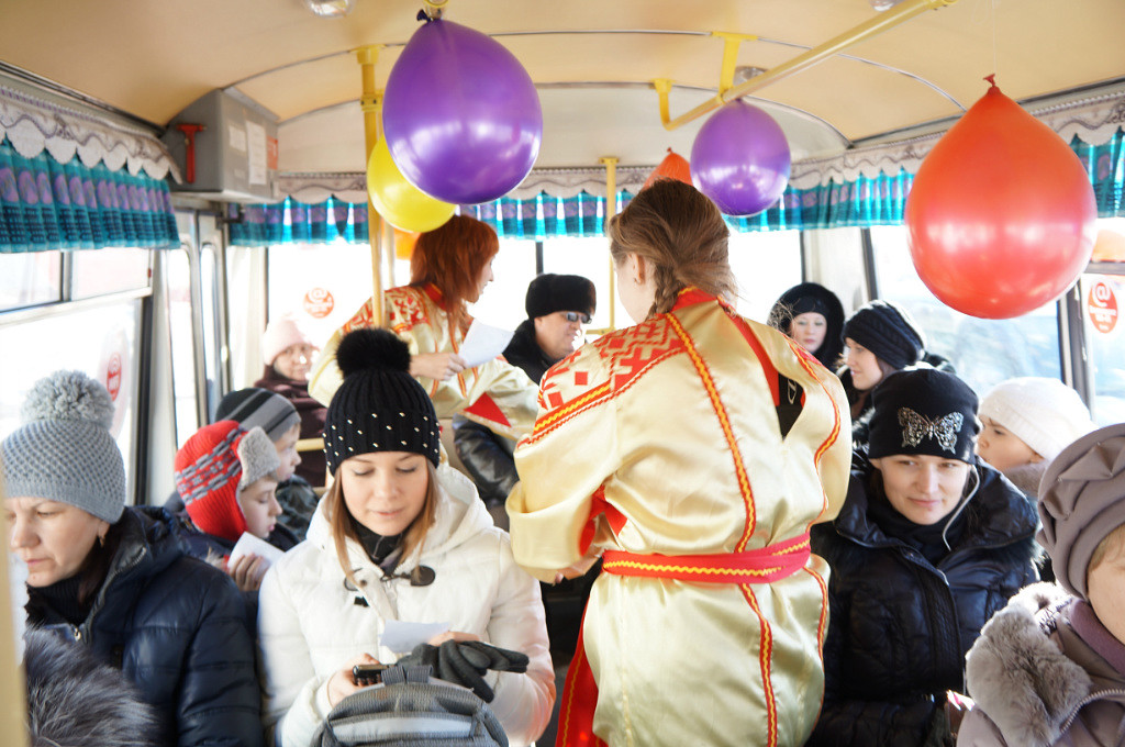 Скоморохи проводили конкурсы и викторины, Фото с места события из других источников