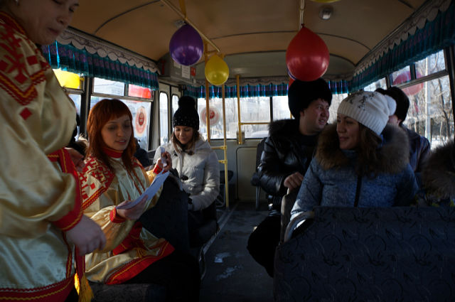 Более 200 биробиджанцев прокатились на масленичном автобусе, Фото с места события из других источников