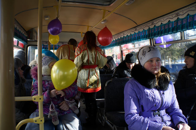 Более 200 биробиджанцев прокатились на масленичном автобусе, Фото с места события из других источников