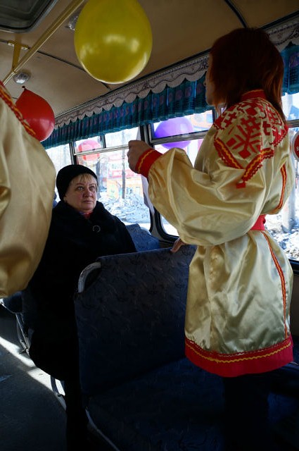 Более 200 биробиджанцев прокатились на масленичном автобусе, Фото с места события из других источников