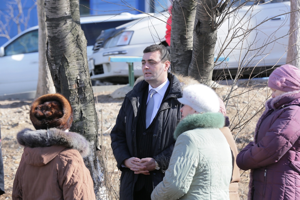 Скандальная стройка на Толстого уничтожит сквер во Владивостоке, Фото с места события собственное