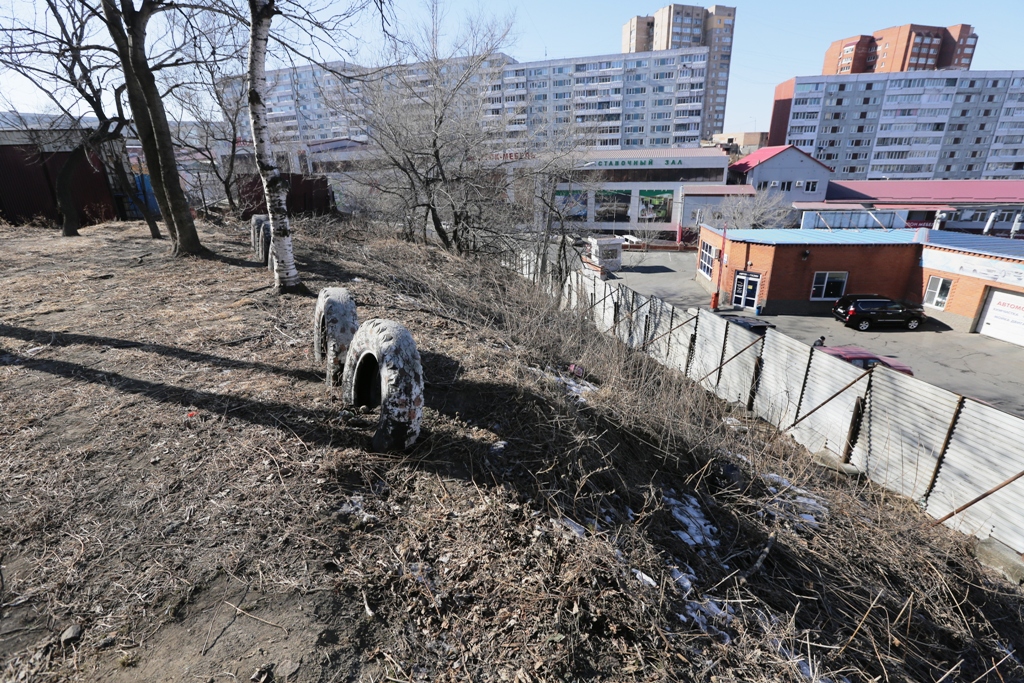 Скандальная стройка на Толстого уничтожит сквер во Владивостоке, Фото с места события собственное