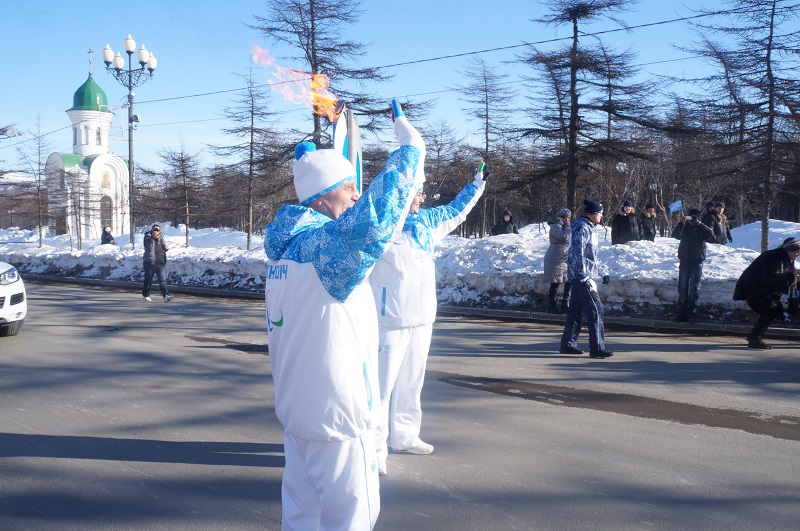 Факелоносцы машут колымчанам, Фото с места события собственное