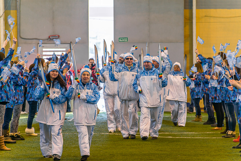Магаданцы встречают факелоносцев Паралимпийского огня, Фото с места события собственное