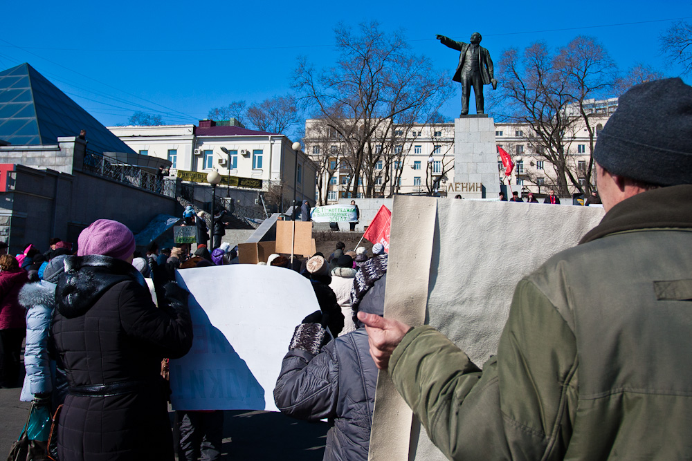 Митинг проходил около памятника Ленину, Фото с места события собственное