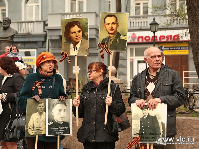 Горожане с фотографиями родственников-фронтовиков, Фото с места события из других источников