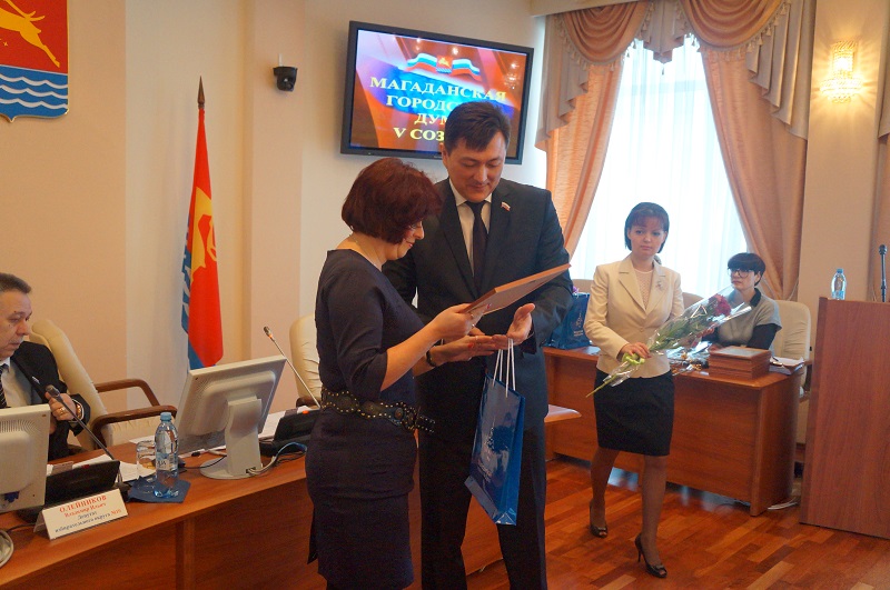 В зале заседаний торжественно вручили благодарственные письма педагогам, Фото с места события собственное