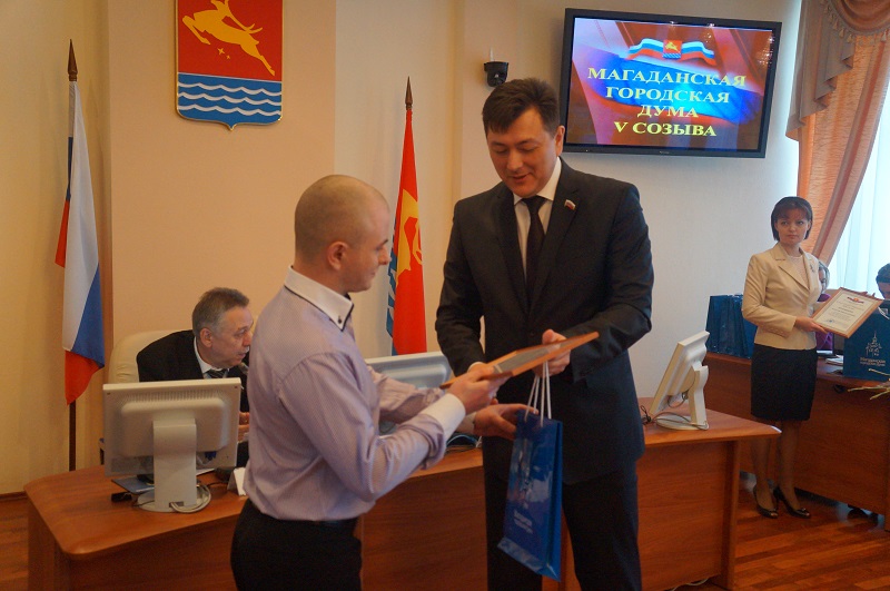 Награды вручает глава МО "Город Магадан" Андрей Попов, Фото с места события собственное