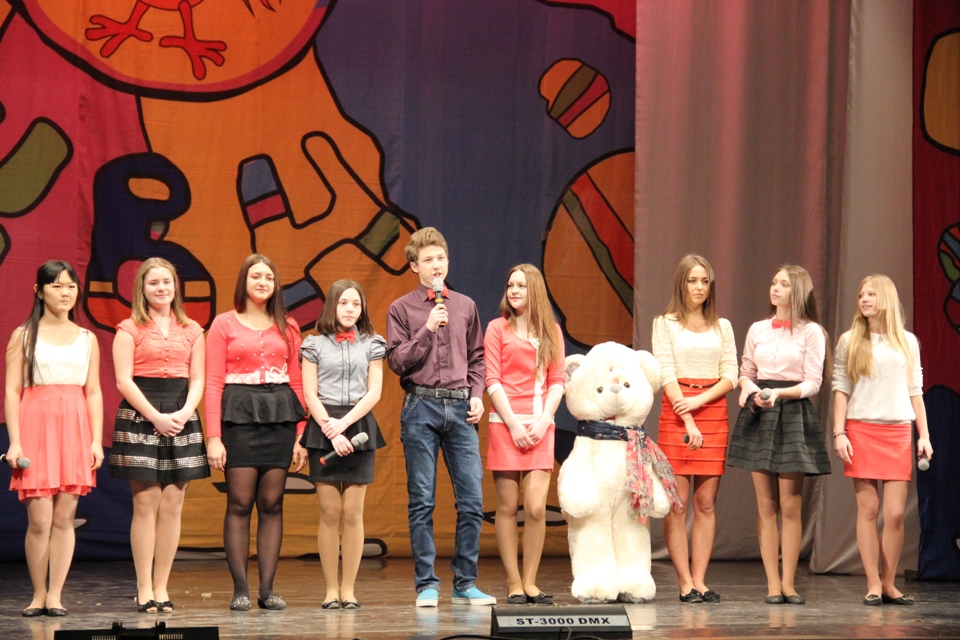 Школьники сыграли в КВН в Артеме, Фото с места события из других источников