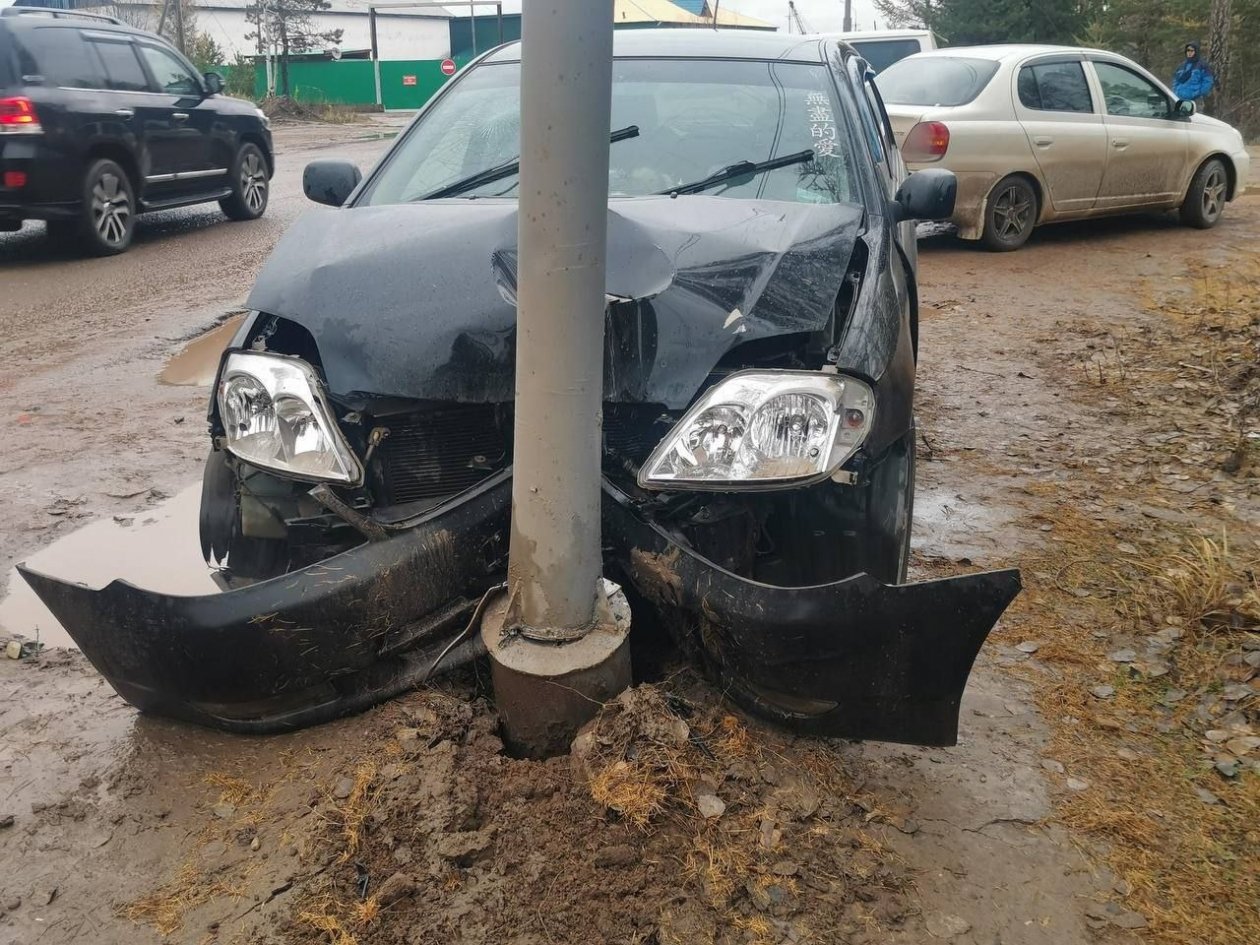 Пьяная  автоледи врезалась в столб, пытаясь обогнать машину в Якутии Управление ГИБДД по Якутии