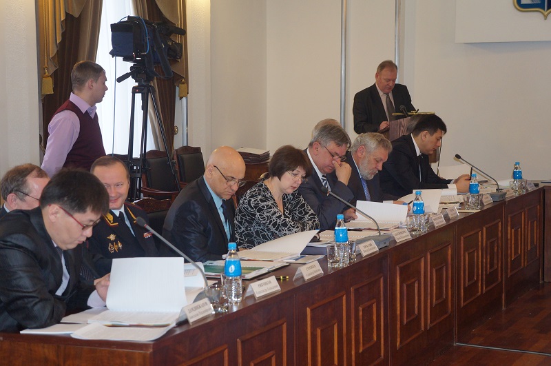 У трибуны – министр строительства, ЖКХ и энергетики Василий Рыжков, Фото с места события собственное