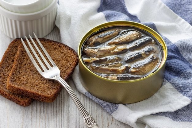 Закуска из шпрот: вкусные бутерброды на праздничный стол